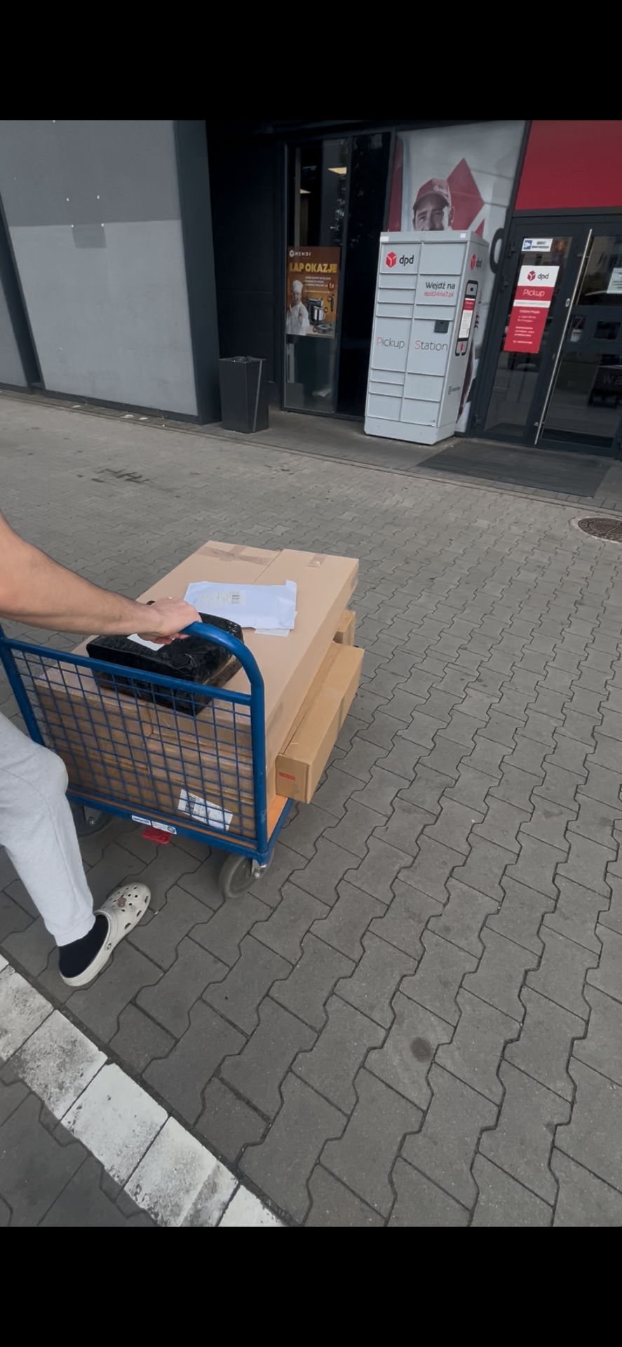 Wózek z paczkami u kuriera